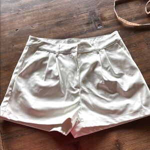 Entro faux leather cream colored pleated shorts size large NWT❤️